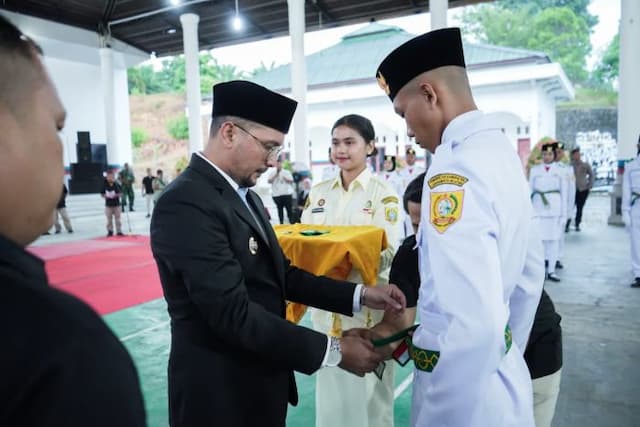 70_paskibraka_2025_di_labusel_dikukuhkan_begini_pesan_bupati_fery