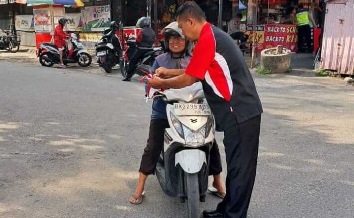 aksi_kasat_reskrim_tebing_tinggi_bagikan_bendera_merah_putih_ke_pengendara