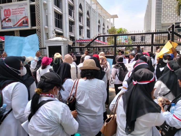 demo_ke_dprd_sumut_puluhan_guru_tidak_tetap_tuntut_pengangkatan_pppk