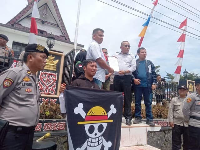 mahasiswa_demo_ke_kantor_bupati_dairi_bawa_bendera_one_piece
