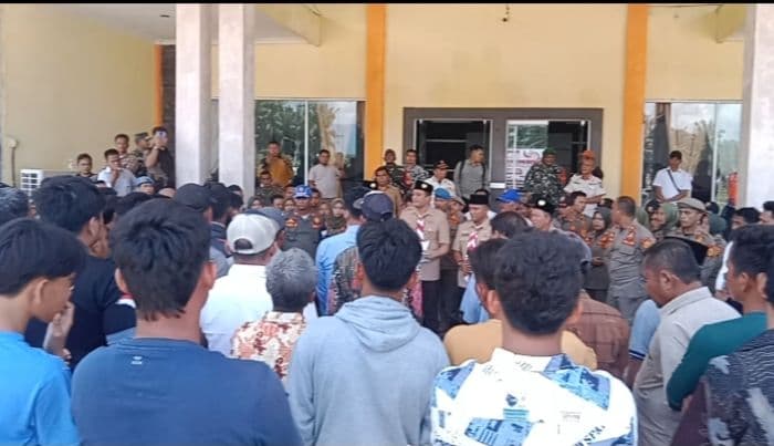 ratusan_massa_demo_ke_kantor_bupati_palas