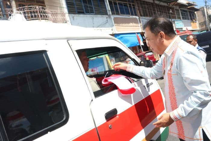 wakil_bupati_jafar_syahbuddin_ritonga_bagikan_bendera_merah_putih_di_pasar_sipirok