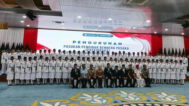 bobby_nasution_kukuhkan_74_paskibraka_sumut_untuk_hut_ke81_ri