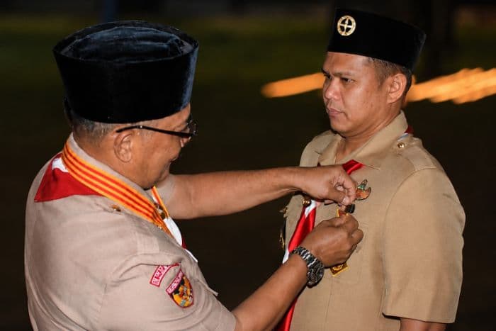 bupati_dan_wabup_sergai_raih_lencana_darma_bakti
