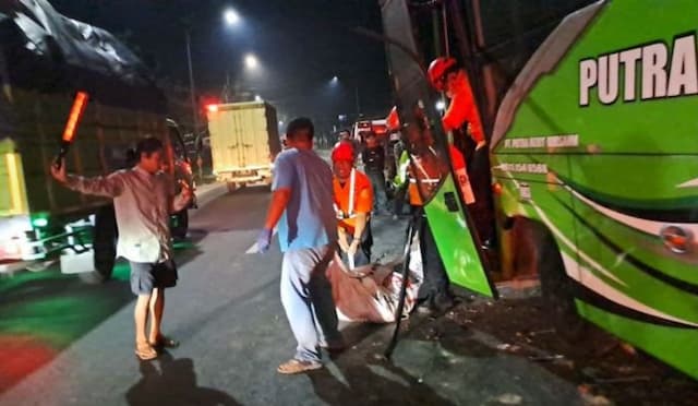 bus_rombongan_umrah_kecelakaan_di_nagreg_satu_jemaah_tewas