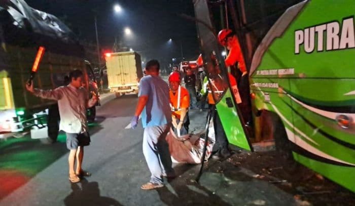 bus_rombongan_umrah_kecelakaan_di_nagreg_satu_jemaah_tewas