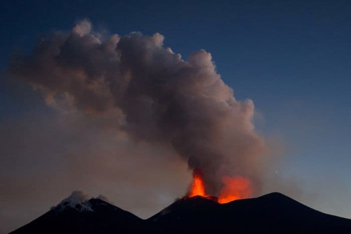 erupsi_gunung_etna_lumpuhkan_bandara_catania_lebih_dari_700_penerbangan_dibatalkan