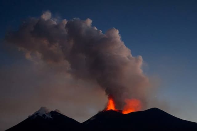 erupsi_gunung_etna_lumpuhkan_bandara_catania_lebih_dari_700_penerbangan_dibatalkan