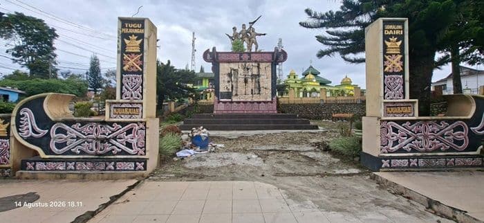 jelang_hut_ke_81_ri_tugu_perjuangan_di_dairi_tidak_dipasangi_atribut_kemerdekaan_dan_dipenuhi_sampah_