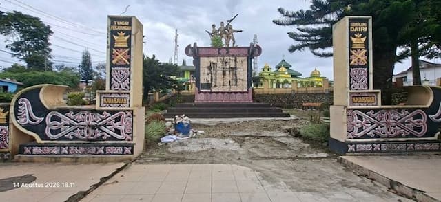 jelang_hut_ke_81_ri_tugu_perjuangan_di_dairi_tidak_dipasangi_atribut_kemerdekaan_dan_dipenuhi_sampah_