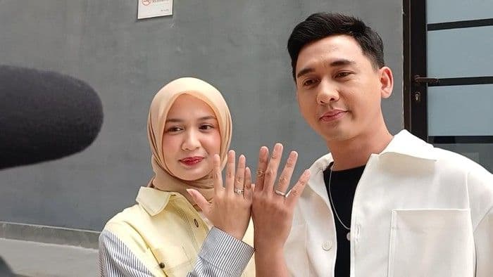 mantap_berhijab_setelah_menikah_dea_annisa_dipuji_sang_suami_