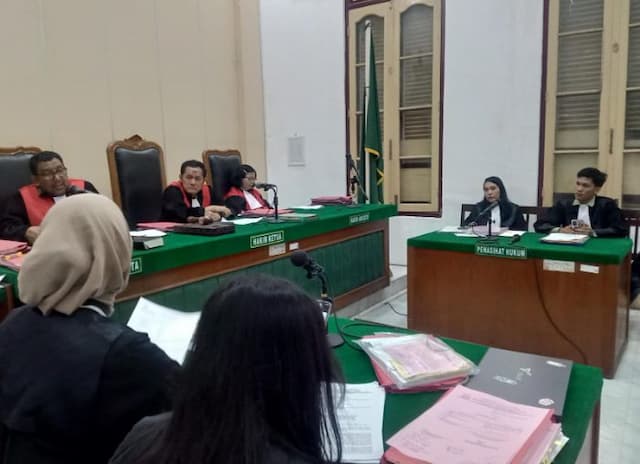 pria_yang_diduga_bunuh_anak_anggota_dprd_tebing_tinggi_di_medan_tembung_diadili