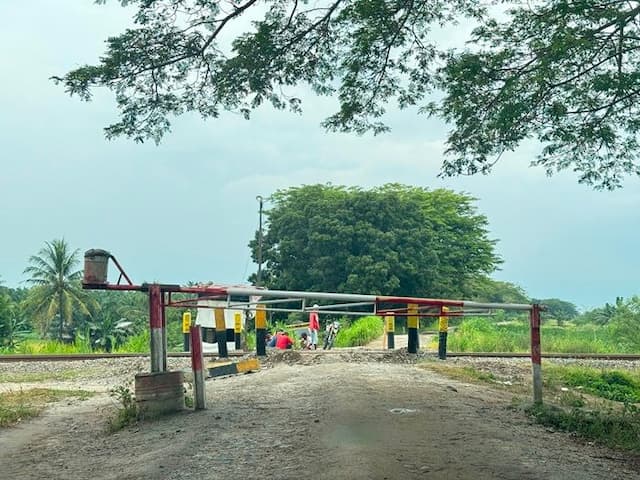 tiang_beton_penutup_lintasan_liar_jalur_ka_dicabut_warga_