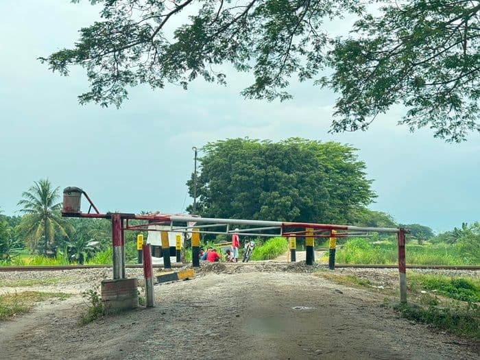 tiang_beton_penutup_lintasan_liar_jalur_ka_dicabut_warga_