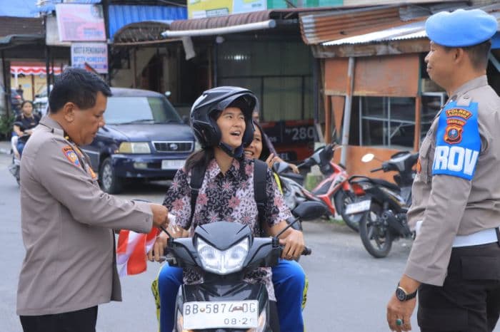 warga_minim_pasang_merah_putih_polres_samosir_bagikan_300_bendera