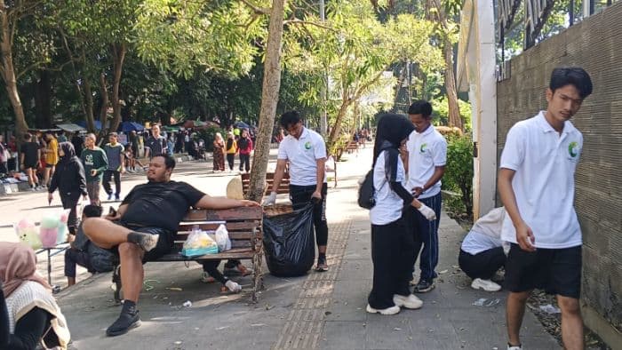 komunitas_gen_hijau_gelar_aksi_bersihbersih_di_cfd_stabat_langkat