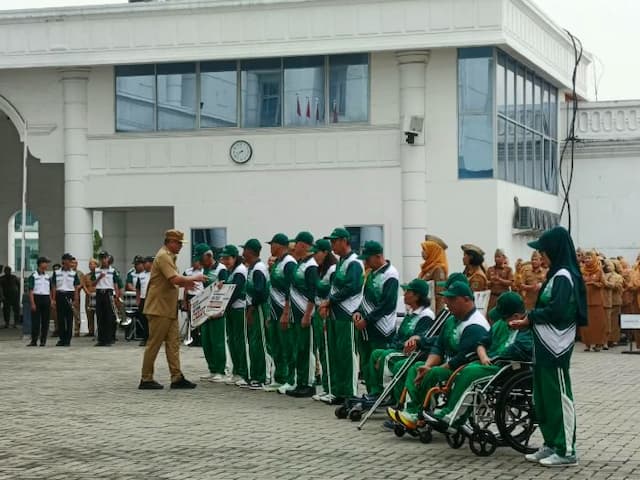 bobby_nasution_anugerahi_penghargaan_13_atlet_legendaris_sumut