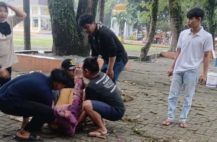 pedagang_tewas_tertimpa_dahan_pohon_di_lapangan_merdeka_binjai