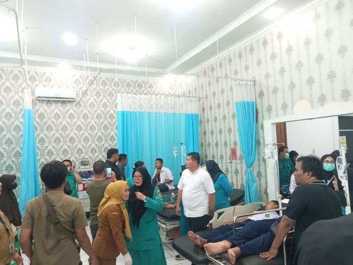 puluhan_siswa_mtsn_2_kisaran_dilarikan_ke_rs_bgn_suspend_dapur_pemasok_mbg
