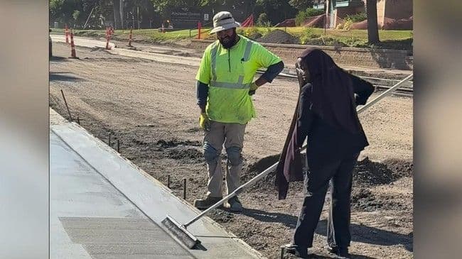 viral_wali_kota_berhijab_di_as_ikut_mengecor_jalan