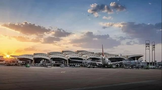 12_tewas_akibat_rudal_houthi_di_bandara_king_khalid_singapura_tunda_keberangkatan_umrah_