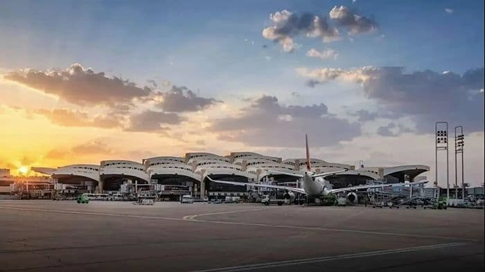 12_tewas_akibat_rudal_houthi_di_bandara_king_khalid_singapura_tunda_keberangkatan_umrah_