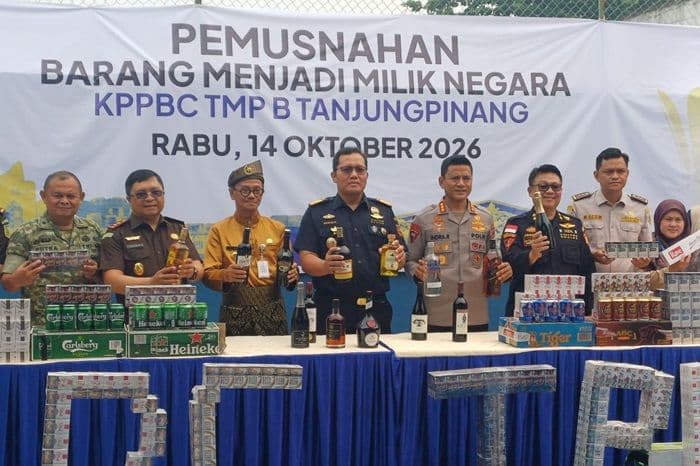 bea_cukai_tanjungpinang_bakar_barang_dan_jutaan_rokok_ilegal_senilai_rp43_miliar_