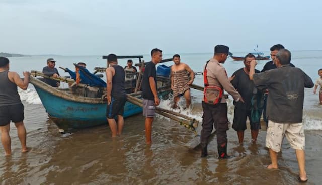 hilang_kontak_saat_melaut_nelayan_di_nias_selatan_ditemukan_selamat_