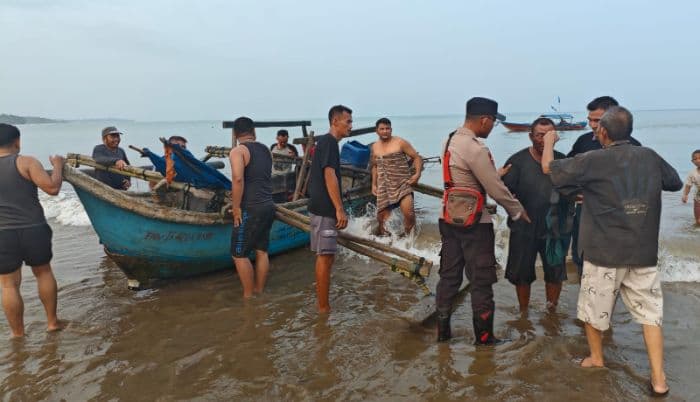 hilang_kontak_saat_melaut_nelayan_di_nias_selatan_ditemukan_selamat_