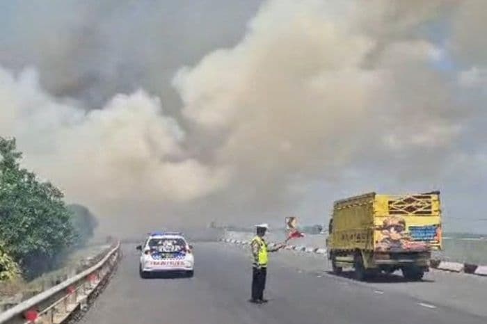 karhutla_dekati_tol_trans_sumatera_hutama_karya_ingatkan_bahaya_jarak_pandang_