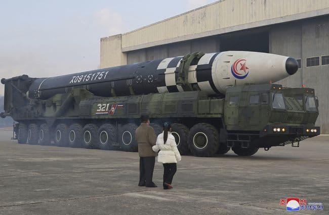kim_jong_un_pamerkan_rudal_hwasong20_diklaim_bisa_sampai_as