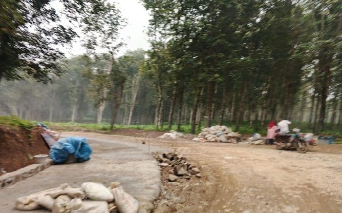 puluhan_tahun_rusak_warga_bayu_muslimin_gotong_royong_perbaiki_jalan_dengan_biaya_sendiri