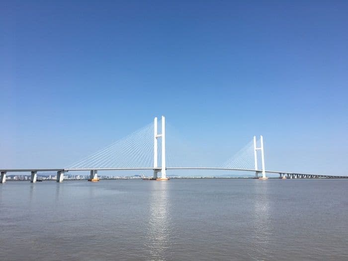 sempat_mangkrak_12_tahun_jembatan_raksasa_chinakorea_utara_resmi_dibuka_besok_