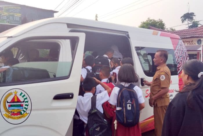 siswa_terdampak_bencana_di_tukka_tapteng_kini_punya_angkutan_sekolah_gratis