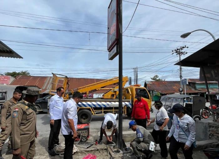 bappenda_toba_tertibkan_reklame_yang_tidak_taat_pajak_di_balige