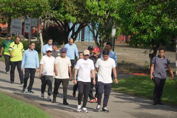 bupati_labusel_fery_sahputra_ajak_asn_senam_dan_jalan_santai_untuk_jaga_kebugaran