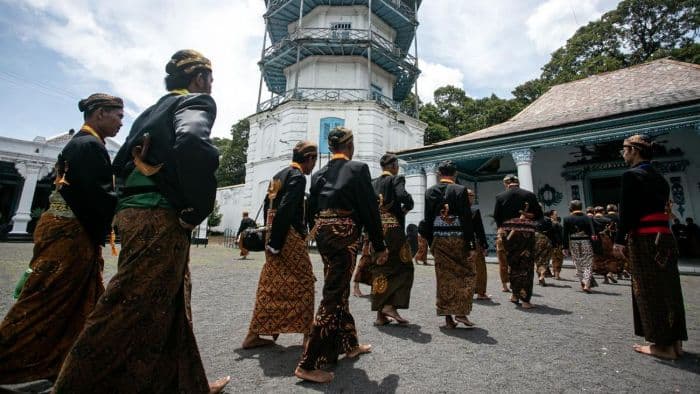 dualisme_paku_buwono_xiv_pasca_pb_xiii_wafat