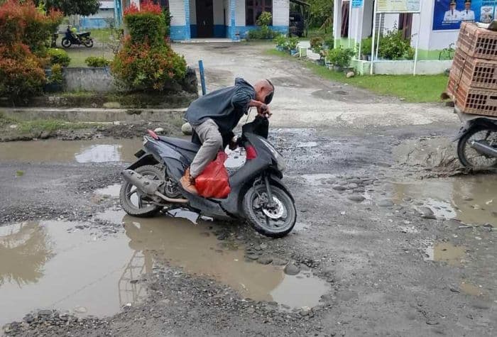 jalan_perintis_kemerdekaan_hamparan_perak_rusak_parah_warga_mengeluh