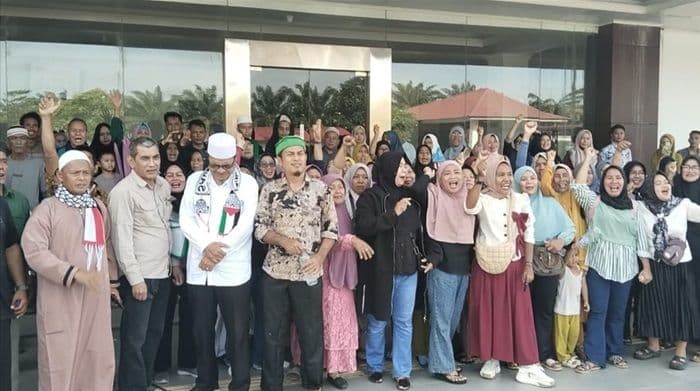 kasus_pencurian_buah_naga_di_sergai_kian_panas_korban_jadi_terdakwa_warga_mengamuk_di_pn_sei_rampah