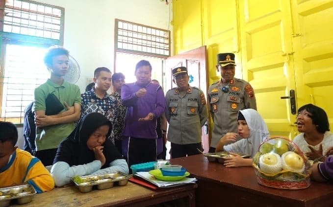program_mbg_mulai_menyentuh_slb_kapolres_tebing_tinggi_tinjau_distribusi_di_yapsi