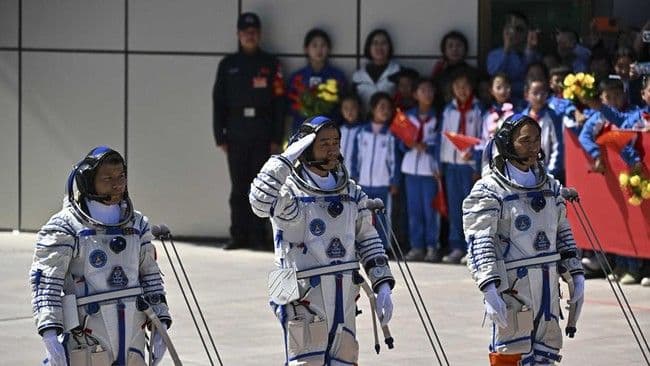 tiga_astronaut_shenzhou20_masih_terjebak_di_antariksa