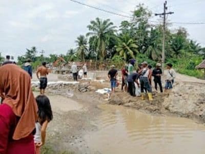 warga_suko_rejo_bangun_tanggul_darurat_antisipasi_banjir_akibat_sungai_sei_balai_meluap