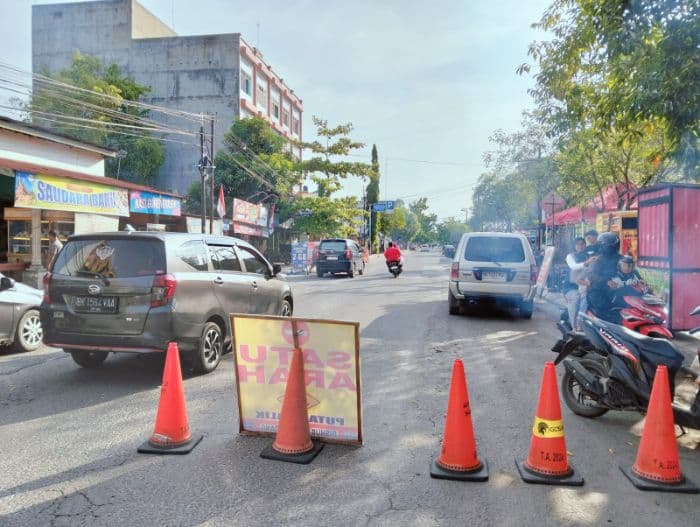 dishub_deli_serdang_terapkan_sistem_satu_arah_di_jalan_diponegoro_lubuk_pakam