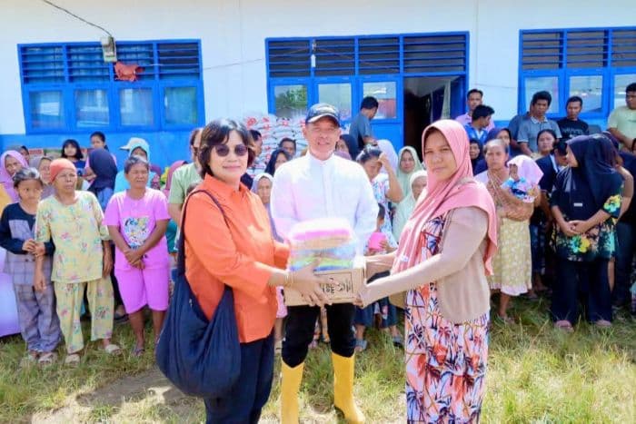 kisah_tim_relawan_sarma_hutajulu_tembus_medan_sulit_salurkan_150_ton_bantuan_ke_tapteng