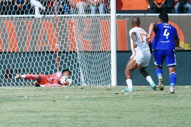 malut_united_bungkam_persib_bandung_20_di_stadion_kie_raha_maung_bandung_gagal_naik_ke_posisi_dua
