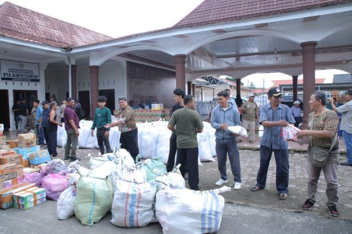 pemkab_kirim_bantuan_untuk_mahasiswa_asahan_di_aceh_yang_terdampak_bencana