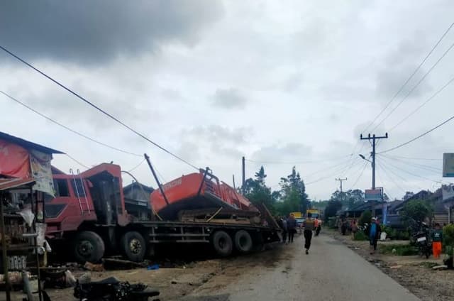 truk_bawa_ekskavator_alami_rem_blong_di_jalinsum_tanjung_beringin_dairi