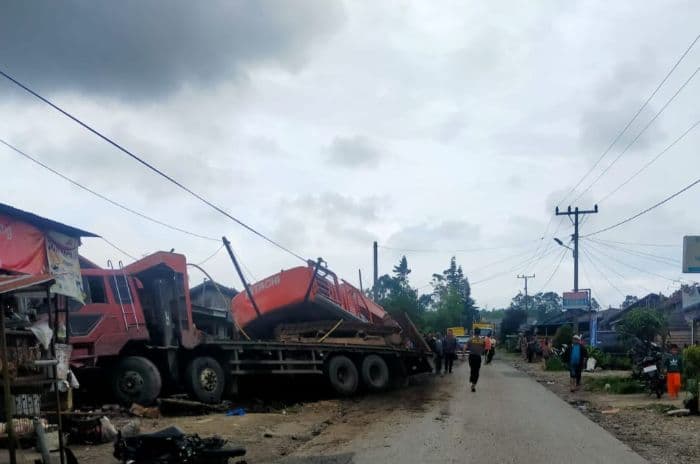 truk_bawa_ekskavator_alami_rem_blong_di_jalinsum_tanjung_beringin_dairi