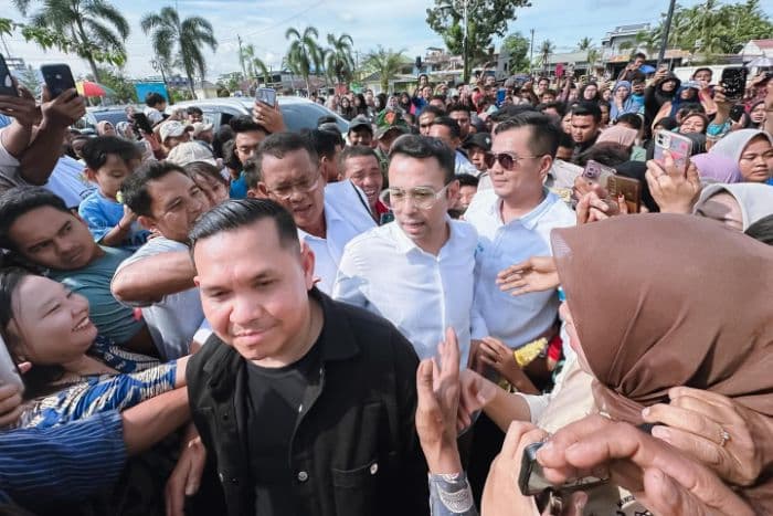 utusan_khusus_presiden_raffi_ahmad_temui_korban_banjir_di_tanjungpura_langkat