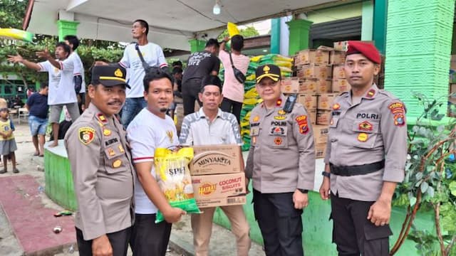 warga_korban_banjir_tanjungpura_langkat_terima_bantuan_dari_kapolri